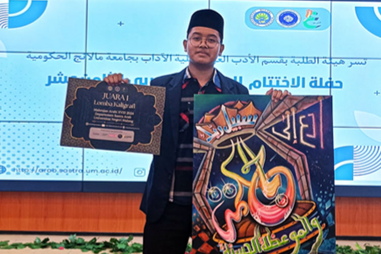 Mahasiswa UIN Malang, Ahmad Nur Hafidh yang jadi juara 1 dalam Mahrojan Arobi UM ke-XVIII. (Foto: Humas UIN Malang)