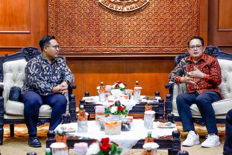 Pj Gubernur Adhy saat menerima audiensi CEO Rumah BUMN Jatim Issanto Putra di Gedung Negara Grahadi, Selasa (9/7/2024). (Foto: Dok. Humas Pemprov Jatim)