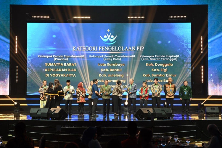 Penganugerahan penghargaan Kemendikbud Ristek RI kepada Pemkot Surabaya melalui Dispendik. (Foto: Dok. Pemkot Surabaya)