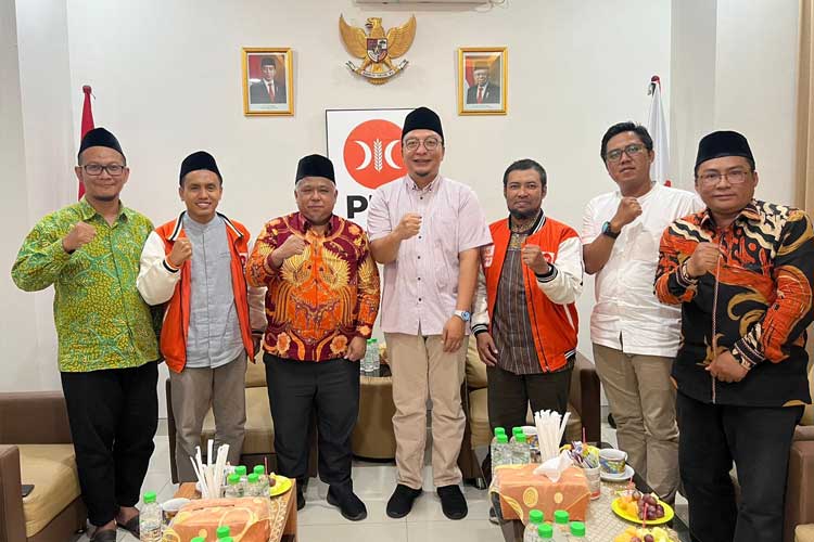 Pertemuan antara Bacabup dr Asluchul Alif bersama DPW PKS Jatim dan pengurus DPD PKS Gresik (Foto: PKS for TIMES Indonesia)