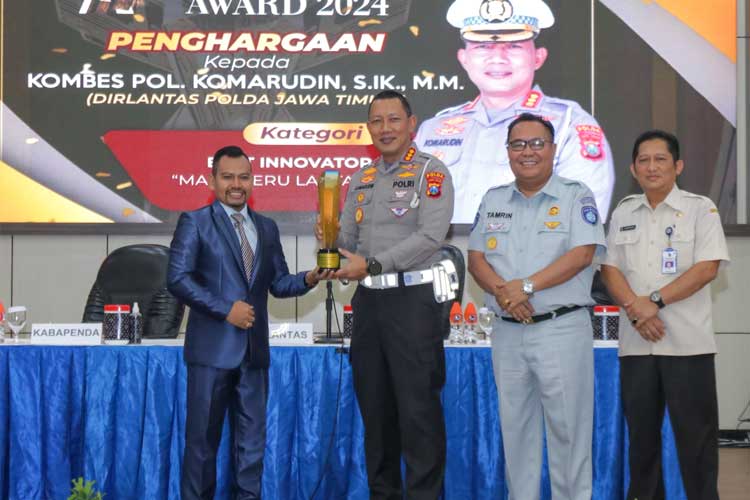 Dirlantas Polda Jatim Kombes Pol Komarudin menerima penghargaan Inspiring Profesional dan Leadership AWARD 2024 Asean Choice dari Indonesia Award Magazine dengan kategori sebagai Best Innovator, Selasa (9/7/2024). (FOTO: Dok. Humas Polda Jatim)