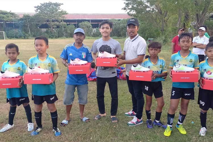 Pembagian sepatu sepak bola kepada siswa SSB Gresik dari PT Freeport Indonesia (Foto: PTFI for TIMES Indonesia)