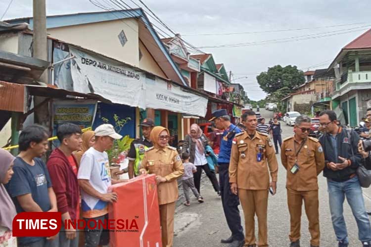 Wakil Walikota Bontang Najirah menyerahkan bantuan untuk korban kebakaran Loktuan. (Foto: Kusnadi/TIMES Indonesia)