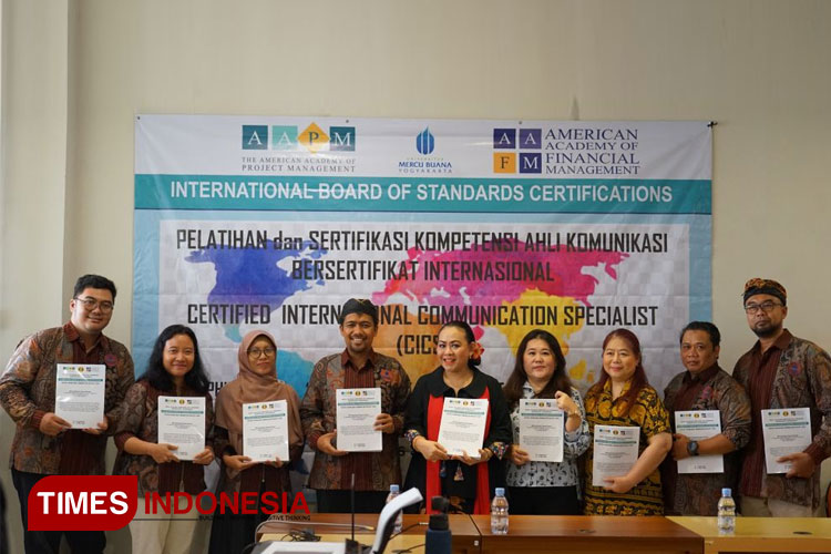 Enam Dosen Ilmu Komunikasi UMBY ketika menerima sertifikat kelulusan uji sertifikasi kompetensi tingkat internasional CICS. (FOTO: AJP TIMES Indonesia)