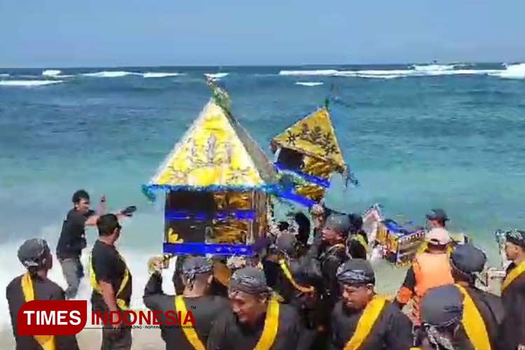 Ritual larung sesaji dalam rangkaian kegiatan festival adat budaya Desa Srigonco, Selamatan Sesaji Adat 1 Suro ke-118, di bibir pantai Regent Balekambang, Kabupaten Malang, Selasa (9/7/2024). (Foto Amin/TIMES Indonesia)