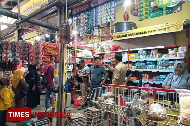Pengecekan bahan pokok makanan oleh Satgas Pangan Pacitan untuk memastikan tidak ada kelangkaan di pasar tradisional. (FOTO: Yusuf Arifai/TIMES Indonesia)
