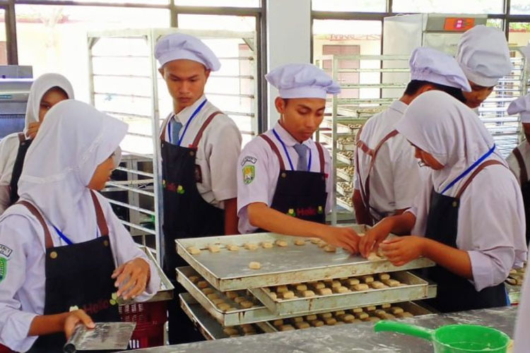 Mahasiswa tengah membuat roti di Tefa Bakery. (Foto: Humas Polije)