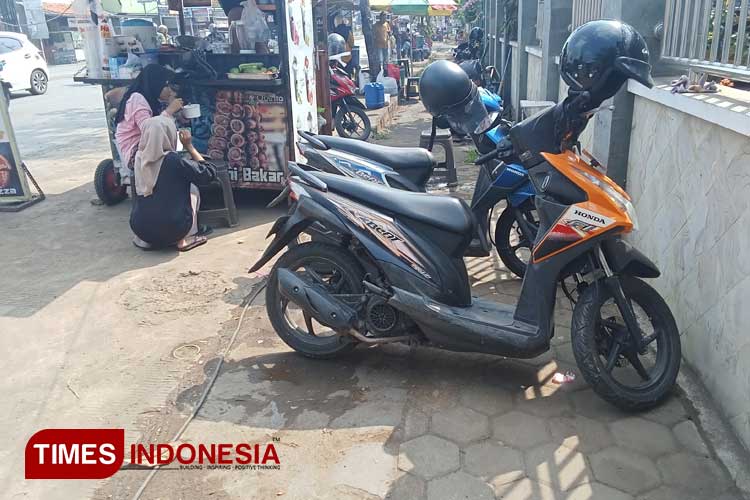 Pedagang makanan dan minuman berjualan di sepanjang trotoar tepi jalan Gatot Subroto depan SMA negeri 1 Pemalang. (Foto: Ragil/TIMES Indonesia)