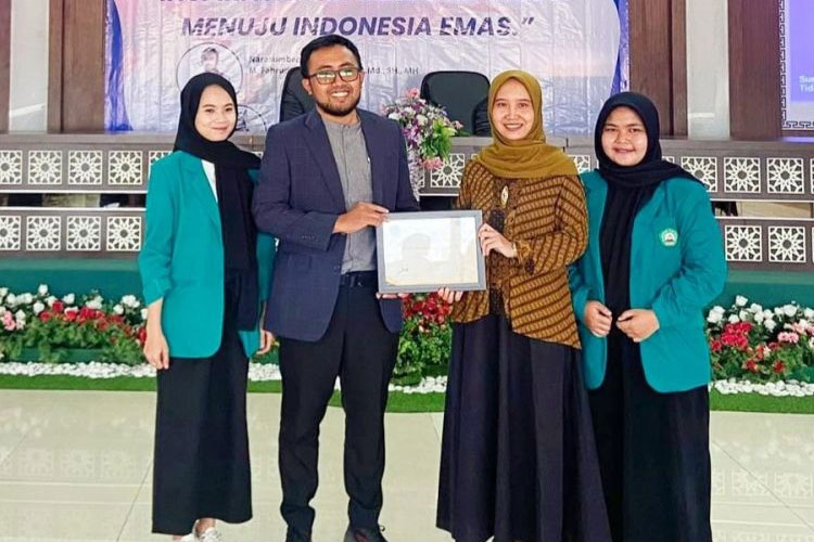 Penyerahan piagam penghargaan kepada narasumber Seminar Pancasila, M. Fahrudin Andriansyah, S.H., M.H