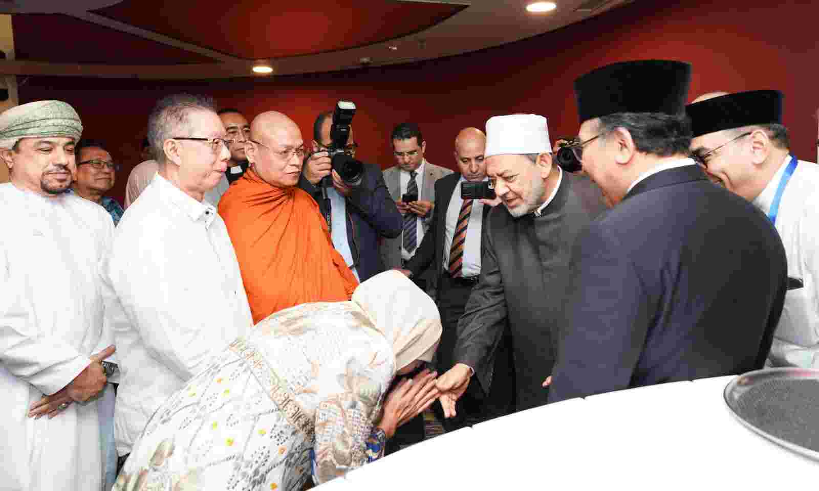 Ketum Muslimat NU Hj Khofifah menybut Grand Syekh Al Azhar. (Foto: Muslimat for TI)
