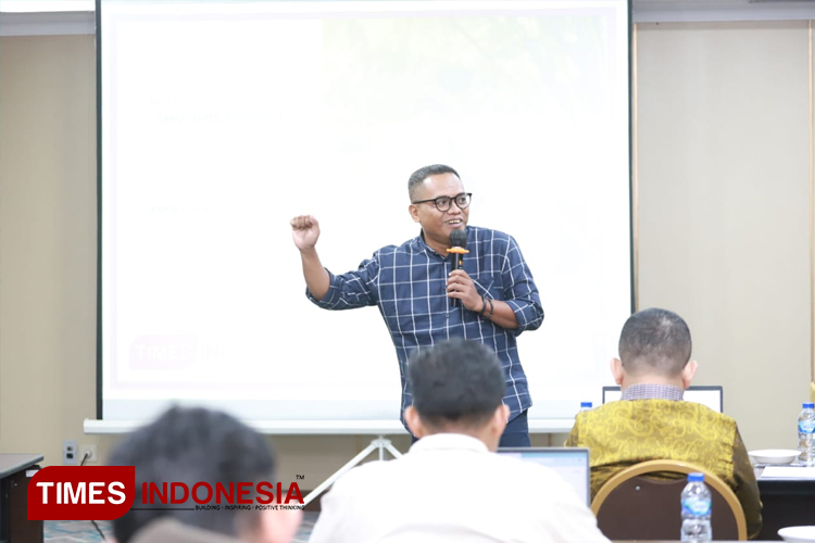 Editor TIMES Indonesia Bambang H Irwanto saat memberikan pembekalan tentang penulisan kepada pegawai LPMQ Kemenag RI. (Foto: LPMQ for TIMES Indonesia)
