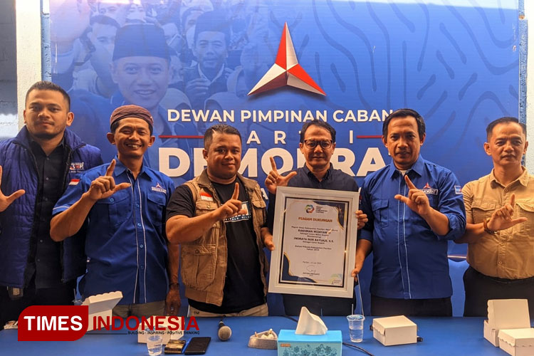 Pegiat Desa Pacitan Hantarkan Rakhman Wijayanto ke Kantor Demokrat