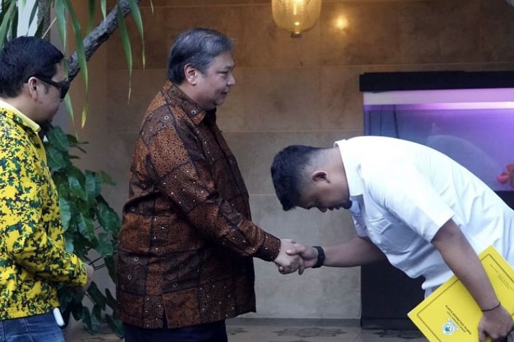 Ketua Umum Partai Golkar Airlangga Hartarto bersama Wali Kota Medan Bobby Nasution dikediaman Airlangga. (FOTO: Instagram Bobby).