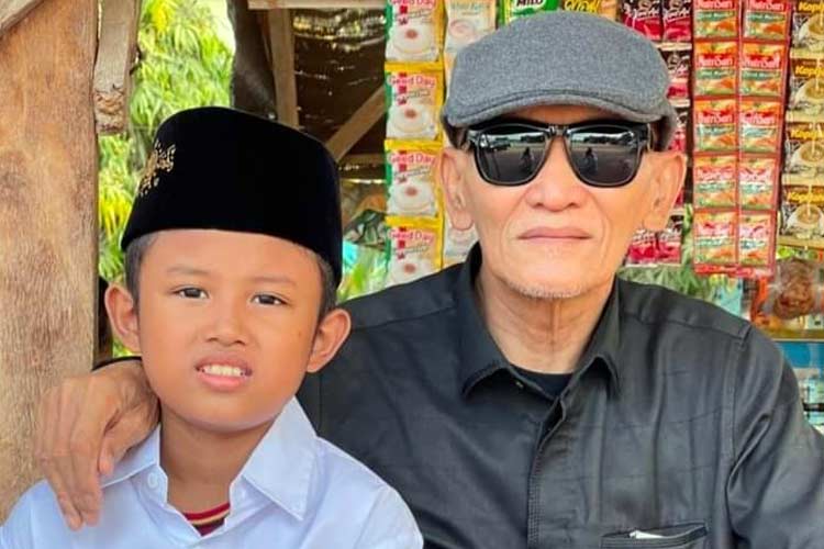 Rais Aam PBNU KH Miftachul Akhyar dan cucunya. (Foto: Akun FB Gus Nanal)