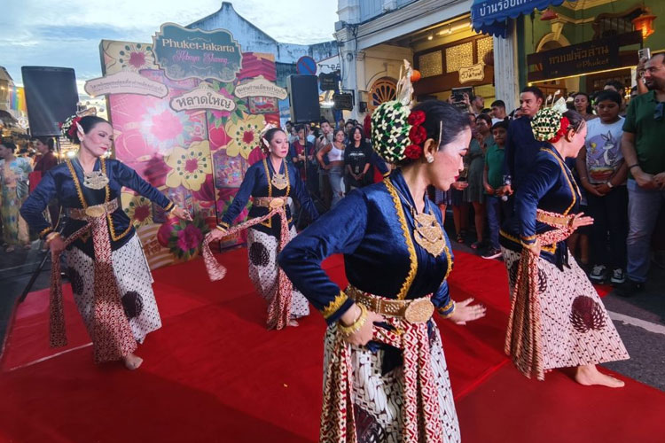 Komunitas Kebaya Menari tampil dalam Kelana Kebaya-Susur Serumpun di Phuket Thailand. (Foto: Dok.Komunitas Kebaya Menari)