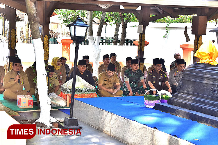 Pj Bupati Madiun Tontro Pahlawanto bersama forkopimda doa bersama saat ziarah makam Bupati Madiun pertama di Makam Kuncen, Madiun. (FOTO: Humas Pemkab Madiun/TIMES Indonesia)