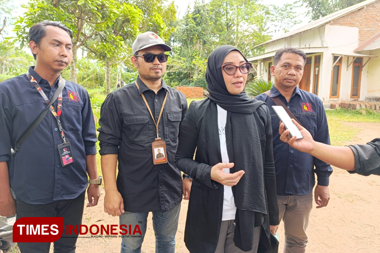 Ketua Bawaslu Nani Agustina dan Kordiv P2H Sholikhul Huda turun langsung melakukan uji petik Coklit di Jembesari (FOTO: Moh Bahri/TIMES Indonesia)
