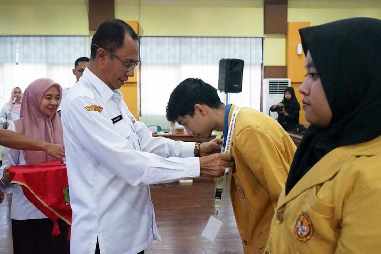 Pj Bupati Banjarnegara Muhamad Masrofi saat menerima mahasiwa KKN Unsoed Purwokerto gedung Sasana Abdi Praja. (Foto: Kominfo Banjarnegara for TIMES Indonesia)