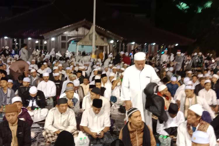 Sanusi-Bupati-Malang-saat-di-atas-panggung-bersama-Ulama-membacakan-sholawat-b.jpg