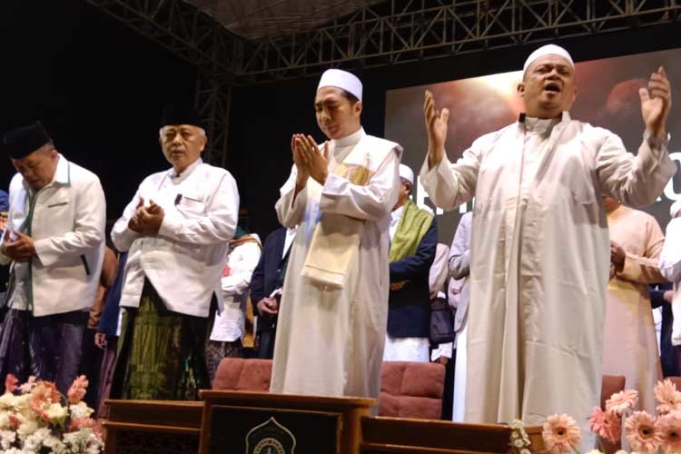 Sanusi Bupati Malang saat di atas panggung bersama Ulama membacakan sholawat bersama Jama'ah Riyadul Jannah, Minggu(7/7/2024)