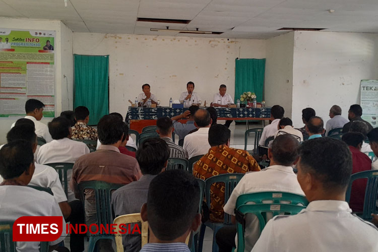 Sekda Sumba Timur Umbu Ngadu Ndamu saat memimpin Rakor Kelengkapan Dokumen Desa Persiapan bersama aparat desa. (FOTO: Habibudin/TIMES Indonesia)