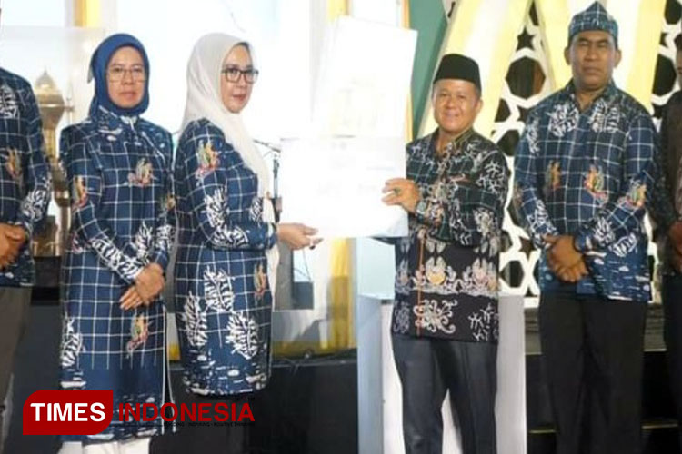Wakil Wali Kota Bontang Najirah menyerahkan hadiah juara umum MTQ Ke-17 tingkat Kota Bontan.g (Foto: Kusnadi/TIMES Indonesia)