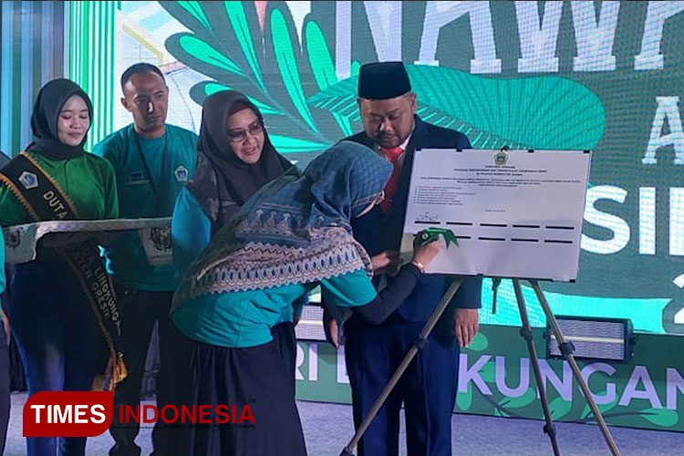 Bupati Gresik, Fandi Akhmad Yani dan Wabup Aminatun Habibah usai penandatanganan komitmen bersama di Nawa Karsa Gresik Lestari (FOTO: Akmal/TIMES Indonesia).