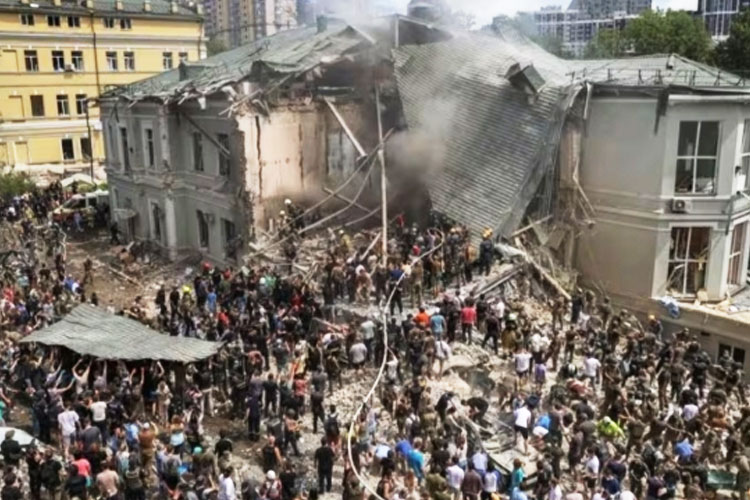 Tim penyelamat bekerja di Rumah Sakit Anak Ohmatdyt yang rusak akibat serangan rudal Rusia, di tengah serangan Rusia terhadap Ukraina, di Kyiv, Ukraina, pada 8 Juli 2024. (FOTO: Reuters).