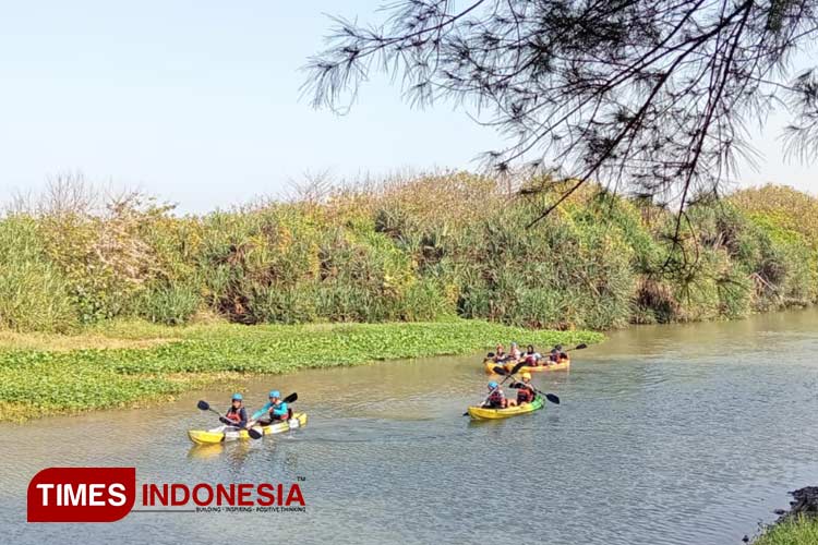 Wisata Dayung Perahu Kano di Muara Sungai Laguna Penglik Bantul - TIMES ...