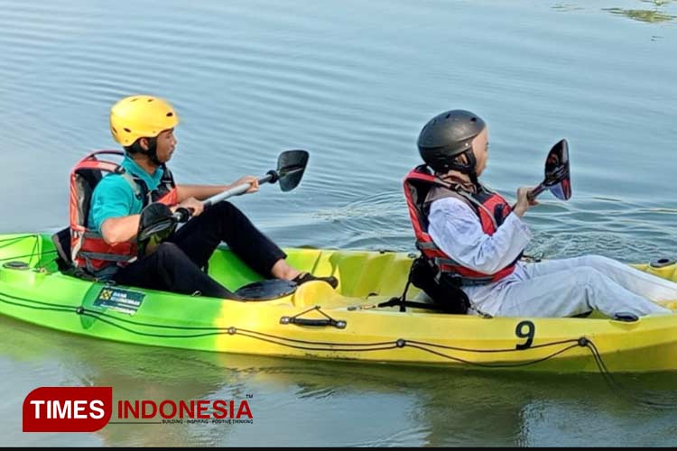 Wisata Dayung Perahu Kano di Muara Sungai Laguna Penglik Bantul - TIMES ...