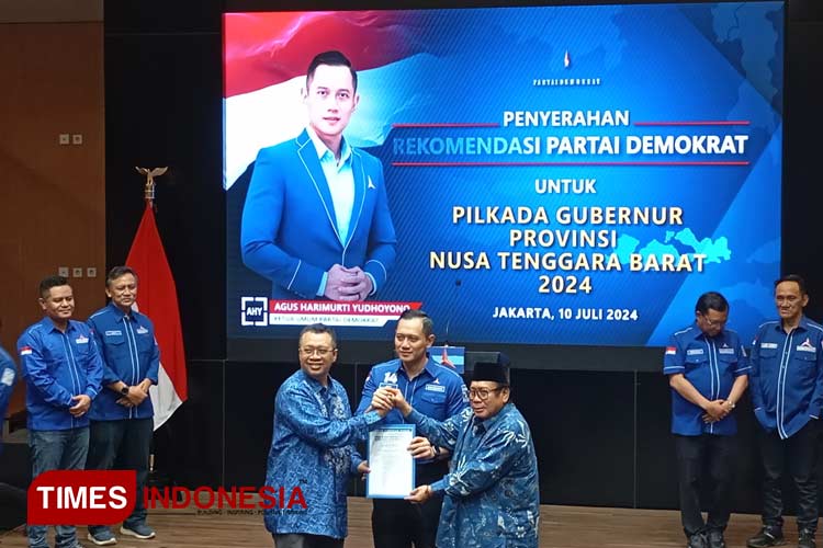 AHY serahkan surat rekomendasi kepada Zulkieflimansyah dan Suhaili untuk maju di Pilkada Provinsi NTB. (FOTO: Fahmi/TIMES Indonesia)