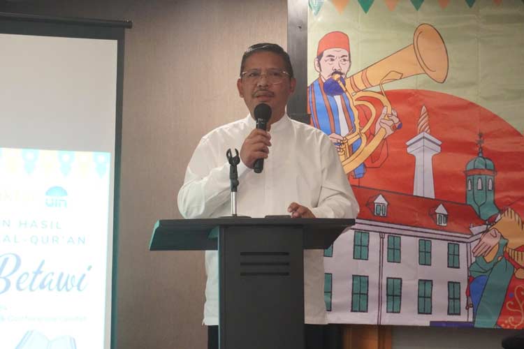 Kepala Badan Litbang dan Diklat Kemenag Suyitno menyampaikan proses penerjemahan Al-Qur'an ke bahasa Betawi. (FOTO: dok. Balitbang dan Diklat Kemenag)