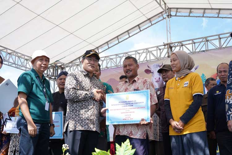 Bupati Bantul Abdul Halim Muslih memberikan apresiasi kepada para pegiat pertanian di Bantul. (Foto: Diskominfo Bantul)