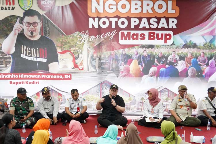 Bupati Kediri saat berdialog dengan pedagang pasar Kandangan (Foto/Diskominfo Kabupaten Kediri)