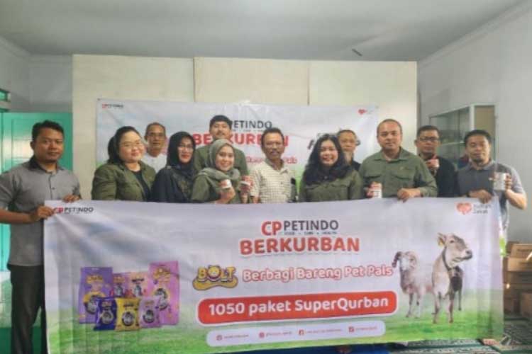 Tim CPPETINDO dan Rumah Zakat berfoto bersama saat penyaluran paket SuperQurban (Foto: COOETINDO)
