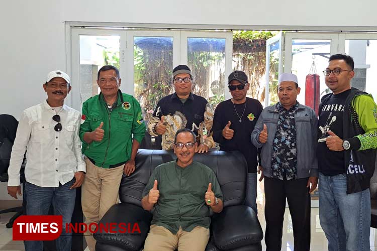Calon Wali Kota Tasikmalaya Ivan Dicksan saat berfoto dengan pengusaha tekstil Tasikmalaya di kediamannya, Perum Mitra Batik, Kawalu, Kota Tasikmalaya, Kamis (11/7/2024) (FOTO: Alif Hamzah/TIMES Indonesia)