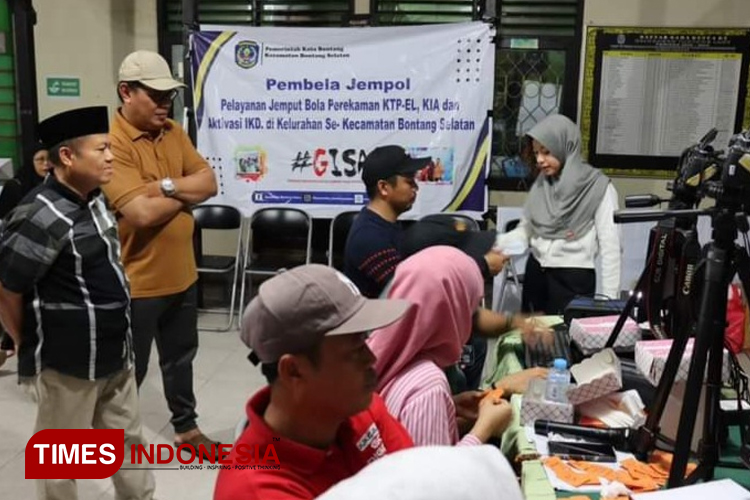 Camat Bontang Selatan,  Kamsal Mendampingi proses perekaman KTP Elektronik di Kelurahan Tanjung Laut (Foto: ppid Kecamatan Bontang Selatan )