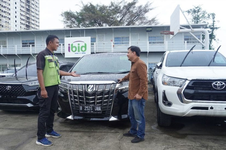 Orang sedang Beli Mobil Melalui Cicilan. (Foto:Wijaya)