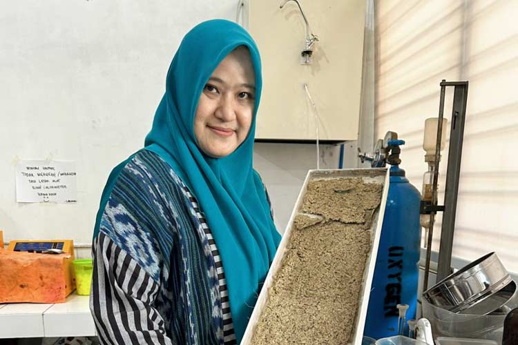 UB Kembangkan Pita Mulsa Organik Dari Limbah Pisang dan Enceng Gondok Untuk Warga Malaka NTT