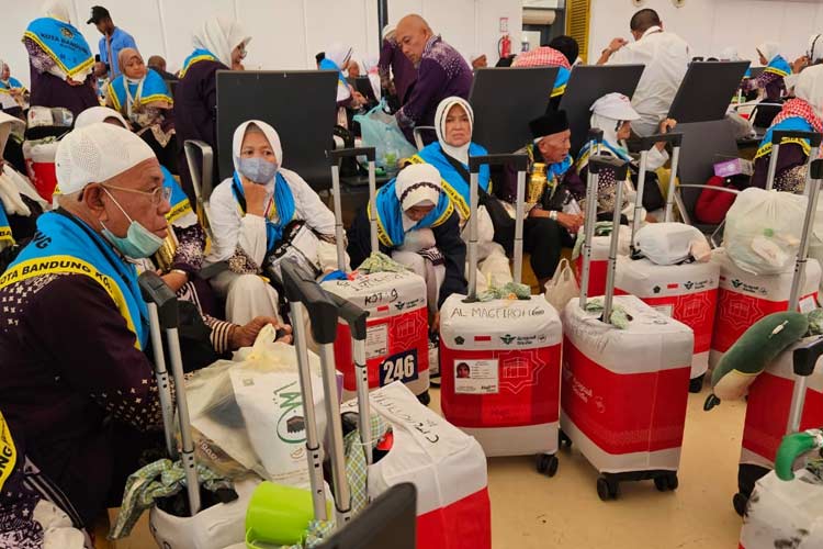 Jemaah haji Indonesia menunggu keberangkatan di Bandara KAIAA Jeddah. (Foto: MCH 2024 Kemenag RI)