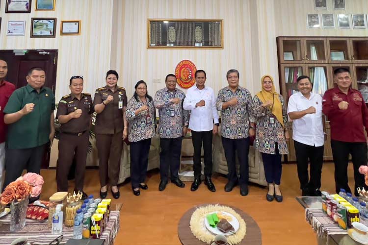 Kajati NTT Zet Tadung Allo saat menerima kunjungan Kepala BWS II NT dan Kepala BPJN NTT di Kantor Kejati NTT.(FOTO: Penkum Kejati NTT for TIMES Indonesia)