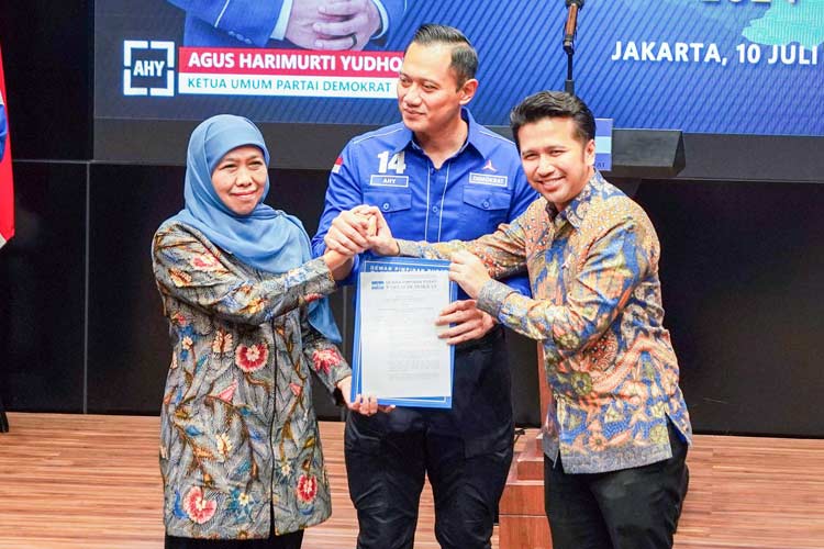 Ketua Umum Partai Demokrat Agus Harimurti Yudhoyono resmi menyerahkan SK Rekomendasi untuk mengusung Khofifah Indar Parawansa dan Emil Elestianto Dardak
