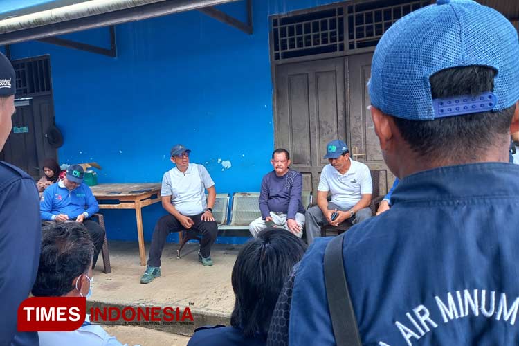 Wali Kota Bontang Basri Rase, bersama Direktur PDAM Bontang, Suramin saat sidak dan berdiskusi di WTP Loktuan (Foto: Kusnadi/TIMES Indonesia)