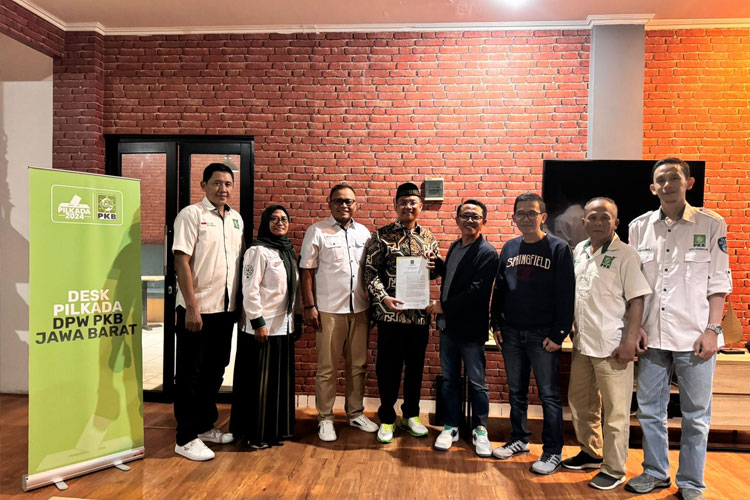 Yanto Oce berfoto bersama dengan Ketua dan Pengurus Dewan Pimpinan Cabang (DPC) PKB Kota Tasikmalaya, di Kantor DPW PKB Bandung, Rabu (10/7/2024) malam (FOTO: Istimewa)