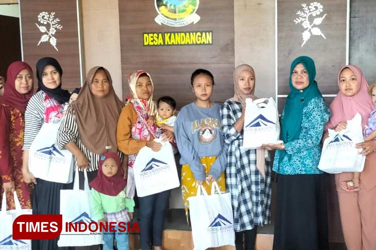 Cegah Stunting, Tambang Emas PT BSI Bagikan Susu dan Vitamin
