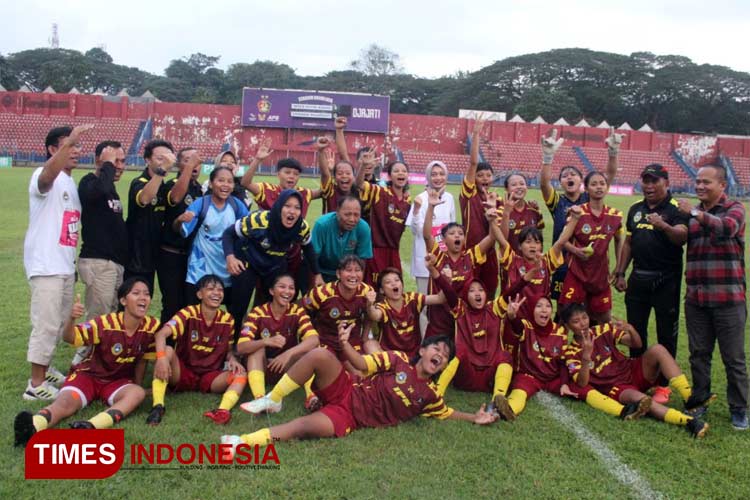 Para pemain IPK bersama pengurus ASBWI dan PSSI Kota Kediri saat merayakan lolos ke semifinal (foto : yobby/Times Indonesia)