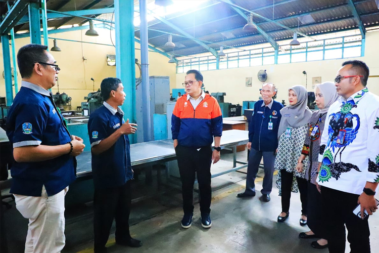 Pj Gubernur Adhy saat meninjau UPT Disperindag Jatim di Sidoarjo, Kamis (11/7/2024).(Dok.Humas Pemprov Jatim)