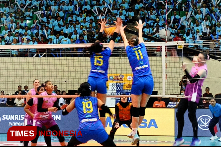 Jakarta Electric PLN (biru) berhasil mengalahkan Jakarta Popsivo Polwan dalam lanjutan final four di GOR Jatidiri Semarang. (Foto: Marhaban/TIMES Indonesia)