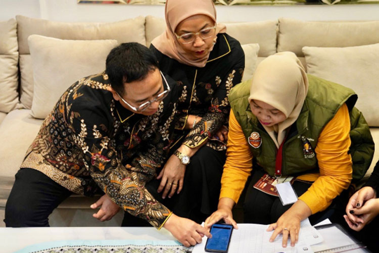 Anggota Bawaslu RI, Puadi dan isteri saat dilakukan pencoklitan di kediamannya, Jakarta Barat, Jumat (5/7/2024).. (FOTO: Bawaslu RI)