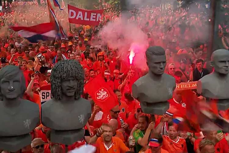 Sekitar 75.000 pendukung tim Belanda mulai berdatangan di Dortmund, Jerman untuk mendukung tim melawan Inggris.(FOTO: Euronews).